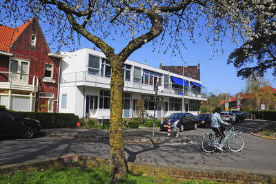 900221 Gezicht op de door Gerrit Rietveld ontworpen huizen Robert Schumannstraat 13 - 19 te Utrecht.